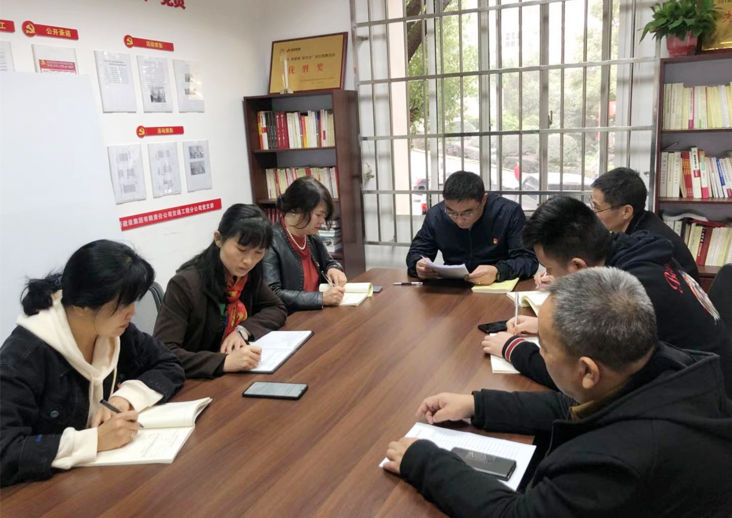 11月20日，，，，，，，，交通工程党支部专题学习党的十九届五中全会精神_副本.jpg