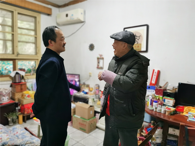 4、2月4日，，，，，，，，汤向东慰问老领导易文林_副本_副本.jpg
