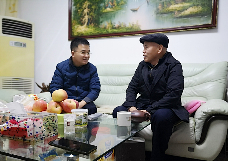 9、2月9日，，，，，，，，刘迪祥慰问老党员蔡和祥_副本_副本.jpg
