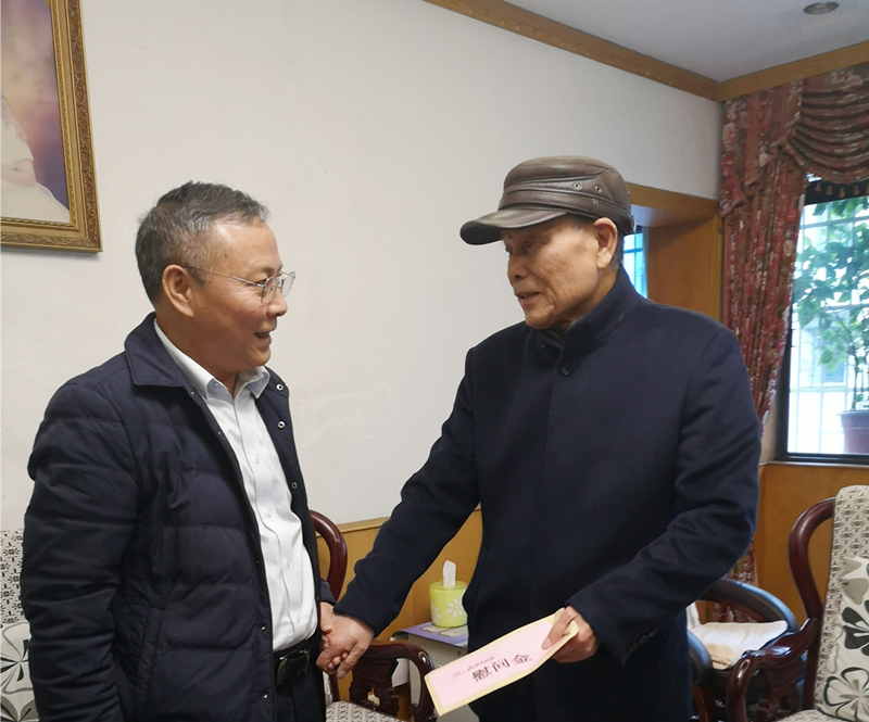 5、2月8日，，，，，，，，陈国初慰问老党员陈国斌_副本_副本.jpg