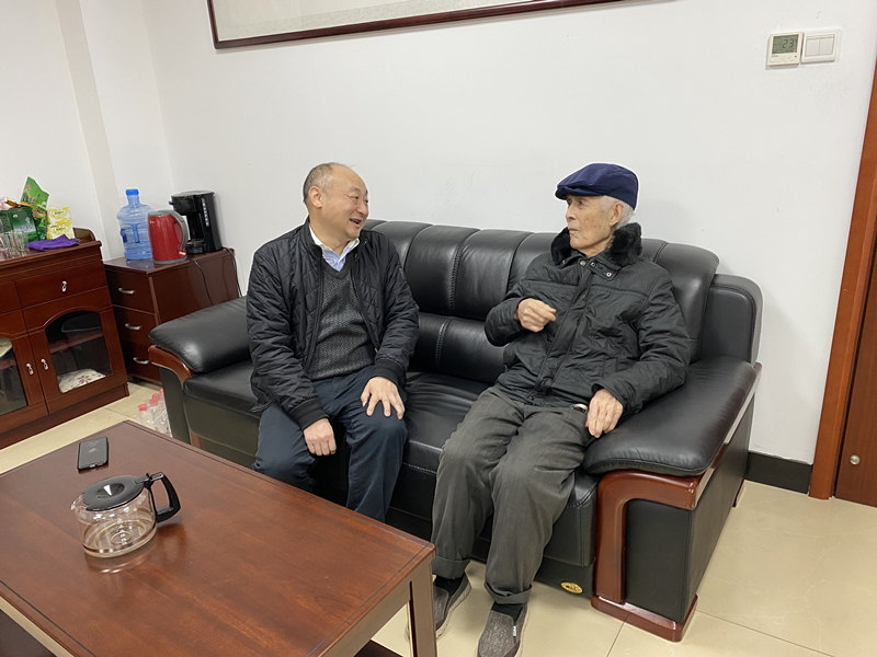14、2月8日，，，，，，，，彭南越慰问离休干部雷岳_副本.jpg