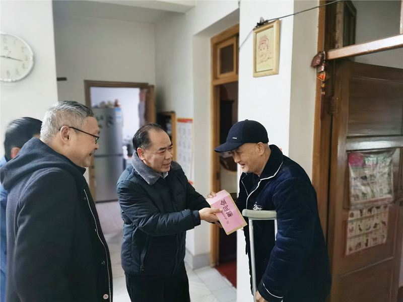 6、2月8日，，，，，，，，盛希慰问党员黄励,到家中对其重病出院的父亲。。。。。。。_副本_副本.jpg