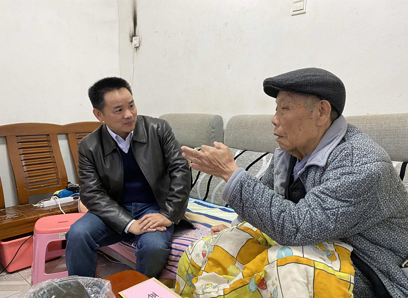15、2月7日，，，，，，，，陈湘平慰问困难退休群众尹先金_副本_副本.jpg