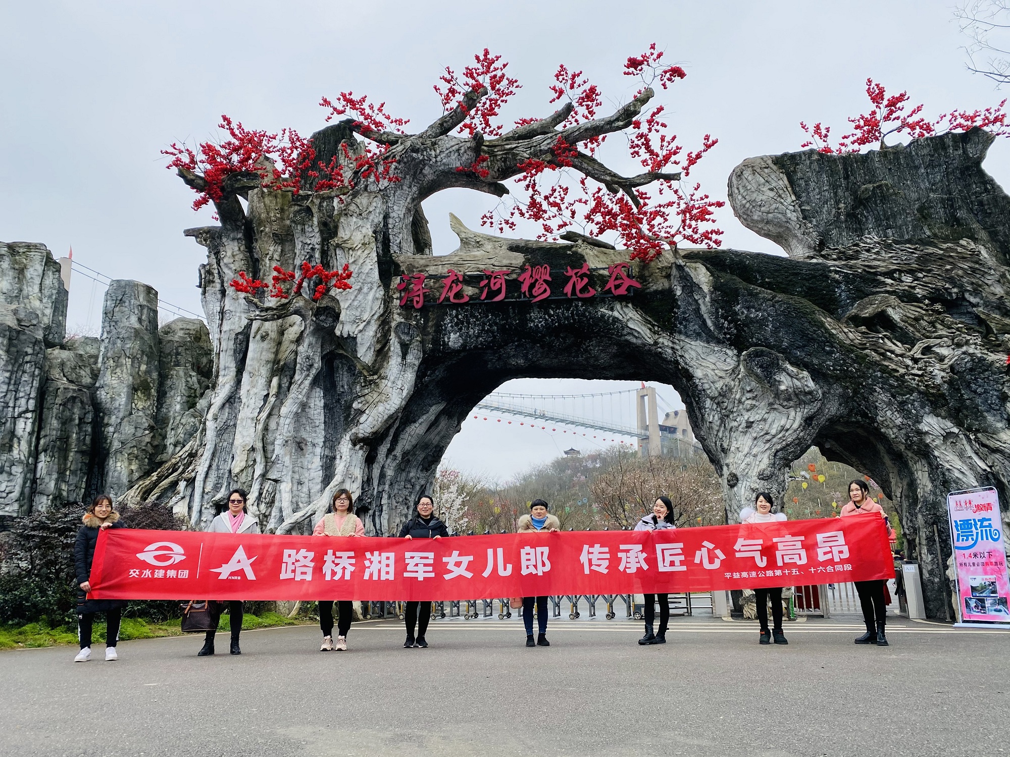 10女职工在樱；；；；；；ü群嫌.jpg