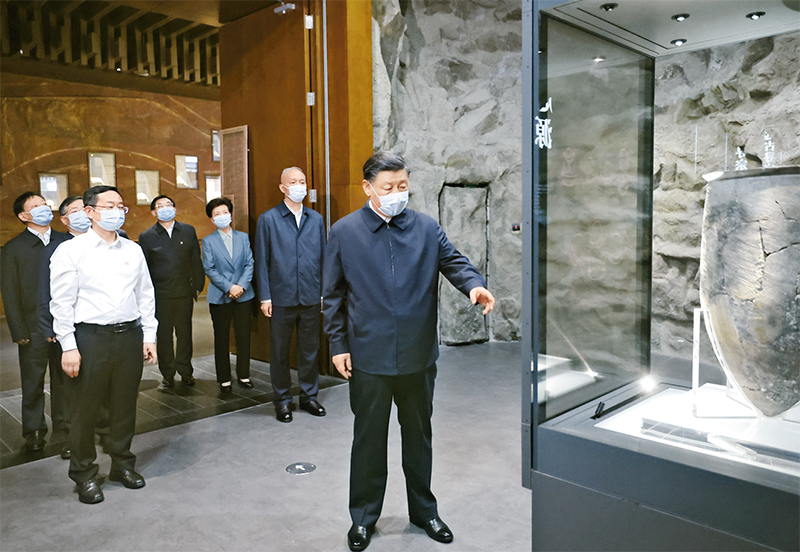 2023年6月2日，，，，，中共中央总书记、国家主席、中央军委主席习近平在北京出席文化传承发展座谈会并发表重要讲话。。。。。。这是座谈会前，，，，，习近平2日下午在中国历史研究院考察。。。。。。 新华社记者 鞠鹏/摄