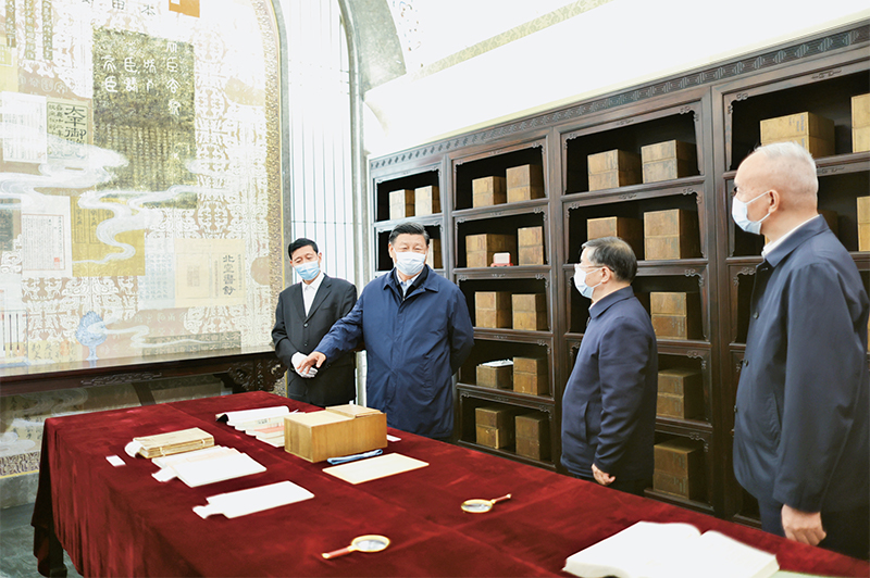 2023年6月2日，，，，，中共中央总书记、国家主席、中央军委主席习近平在北京出席文化传承发展座谈会并发表重要讲话。。。。。。这是座谈会前，，，，，习近平1日下午在中国国家版本馆考察时，，，，，在兰台洞库了解馆藏精品版本保存情况。。。。。。 新华社记者 鞠鹏/摄