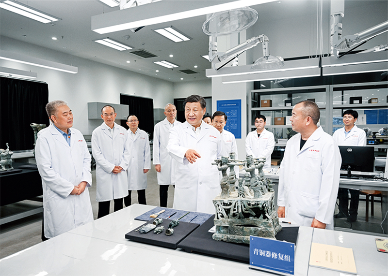 2023年7月25日至27日，，，，，中共中央总书记、国家主席、中央军委主席习近平在四川考察。。。。。。这是26日下午，，，，，习近平在位于德阳市广汉市的三星堆博物馆文物；；；；；び胄薷垂，，，，，同现场工作人员亲切交流。。。。。。 新华社记者 谢环驰/摄