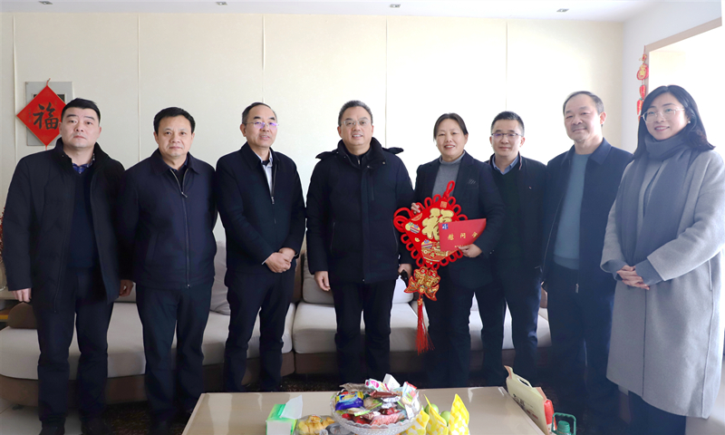 黄甲平慰问豪门国际官网劳模刘玉兰_副本.jpg